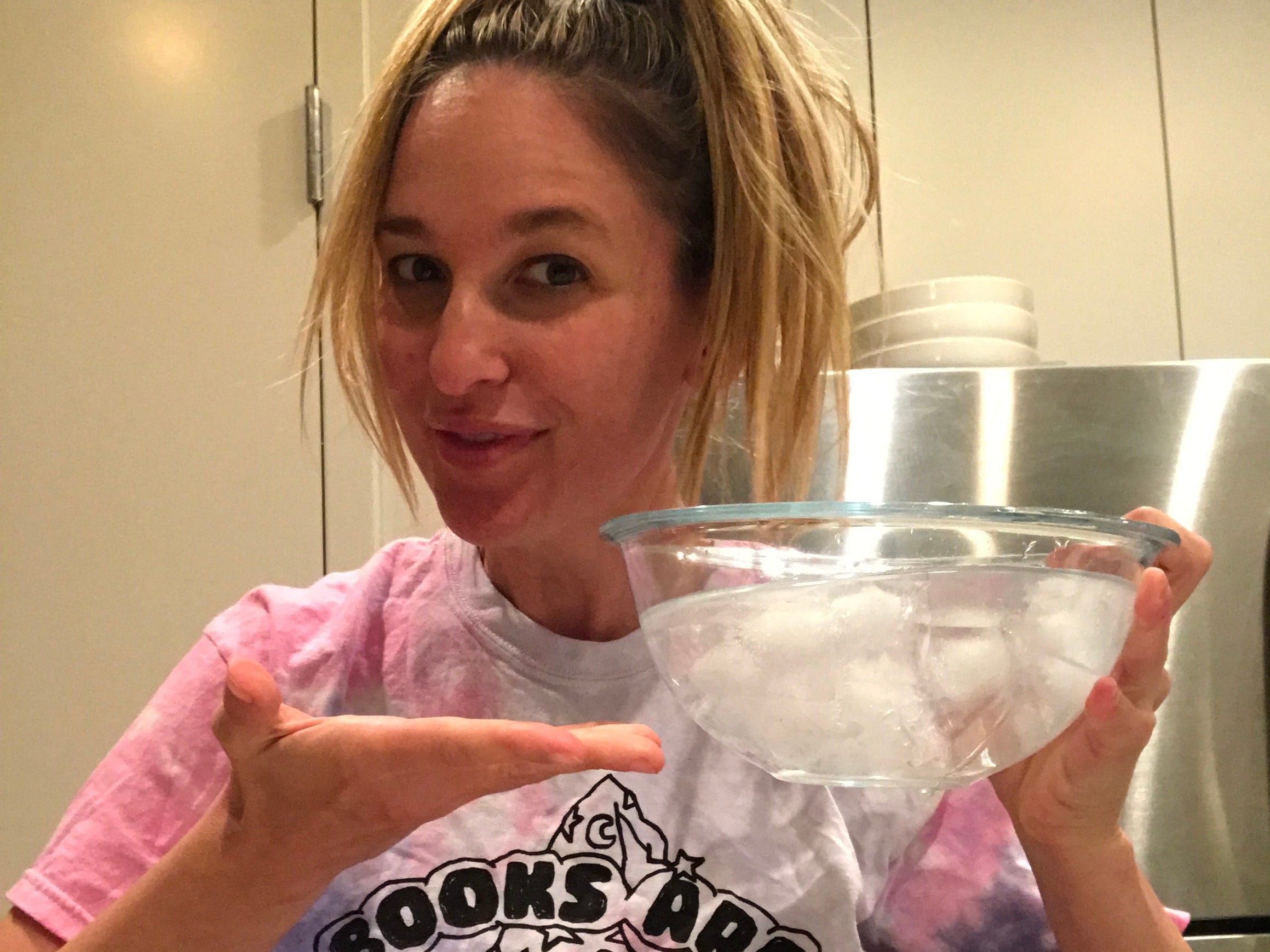 Cô gái làm đẹp da bằng nước đá mỗi ngày