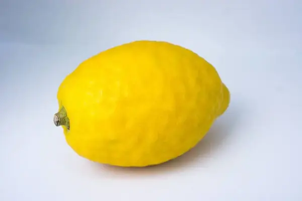 Sử dụng nước tẩy cho quần áo màu và trắng có gì khác biệt?