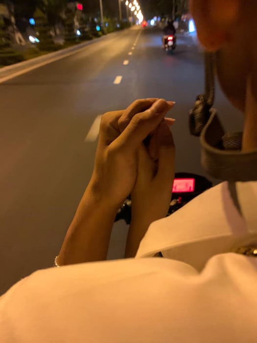 Bức ảnh lãng mạn của việc nắm tay trên chiếc xe máy