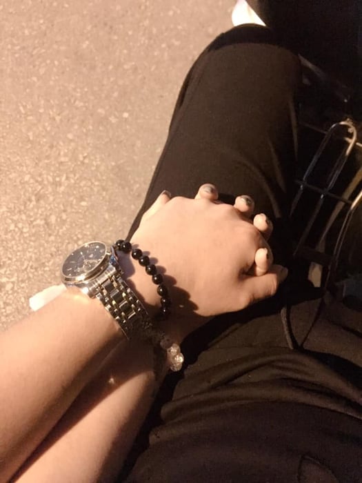 Bức ảnh lãng mạn của việc nắm tay trên chiếc xe máy