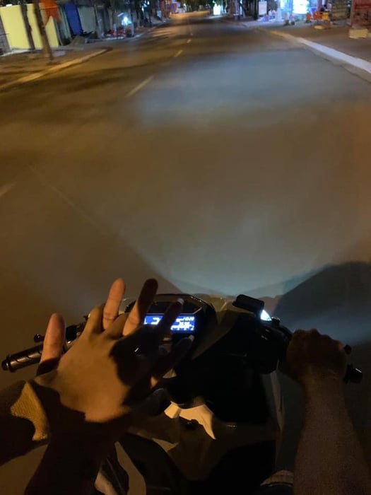 Bức ảnh lãng mạn của việc nắm tay trên chiếc xe máy