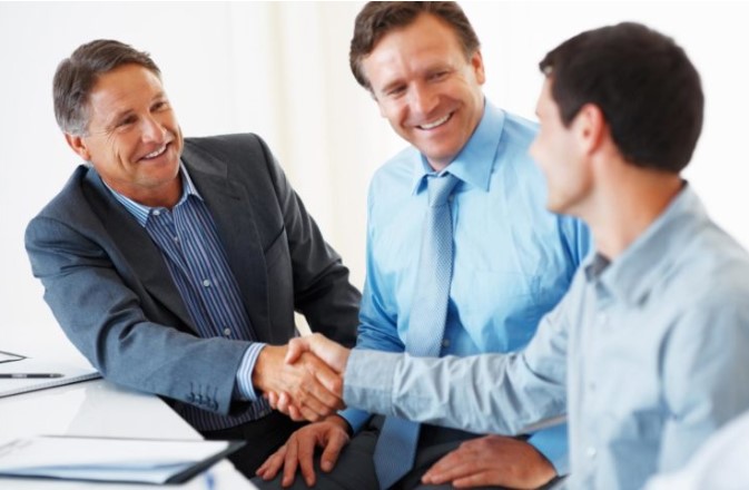 Hướng dẫn bắt tay trong giao tiếp đúng cách bạn nên biết