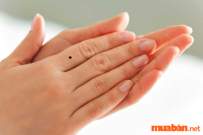 Luận giải nốt ruồi trong lòng bàn tay nam và nữ tốt hay xấu?