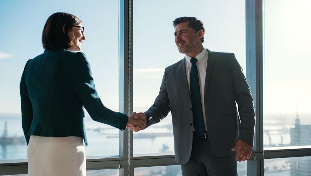 Hướng dẫn bắt tay trong giao tiếp đúng cách bạn nên biết