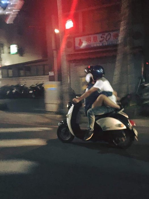 Bức ảnh lãng mạn của việc nắm tay trên chiếc xe máy