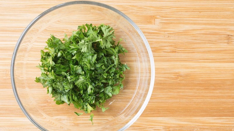 Rau mùi tây Parsley là gì? Có tác dụng gì? Phân biệt mùi tây, cần tây, mùi