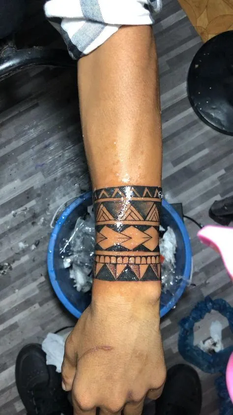 Gợi ý 88+ mẫu hình xăm vòng tay nghệ thuật và thời trang - Genztattoo