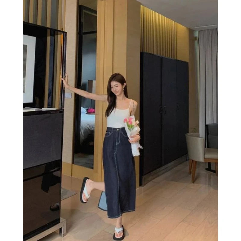 Tổng hợp 14 cách phối đồ với chân váy jean cho chị em trung niên