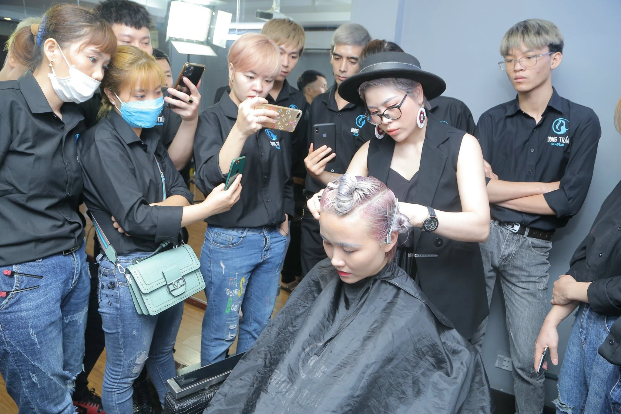 Tìm hiểu về khái niệm tẩy tóc và tẩy tóc Ba Đình nên chọn salon nào?