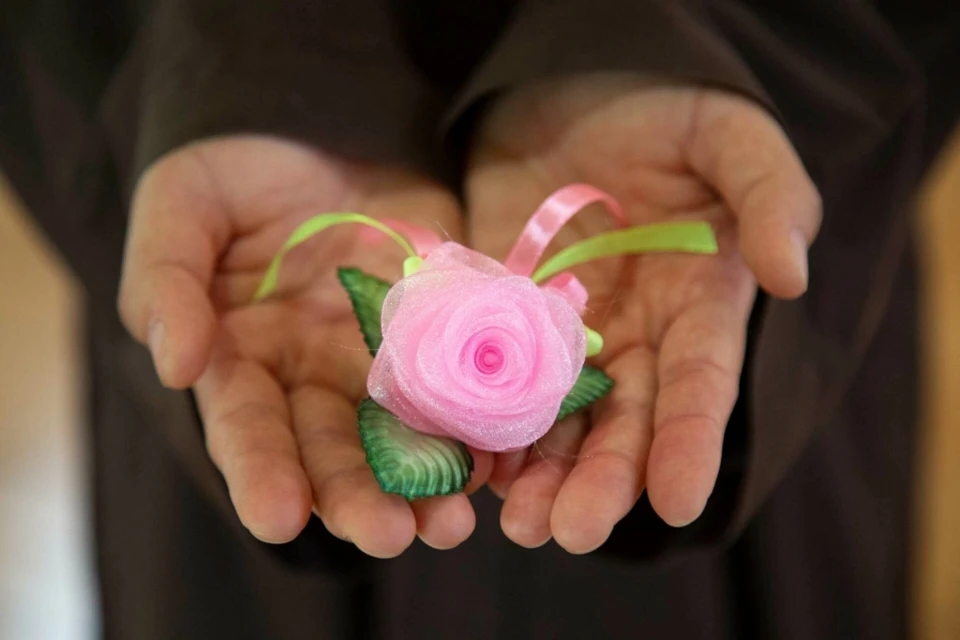 Ý nghĩa của nghi thức "Bông hồng cài áo" trong lễ Vu Lan