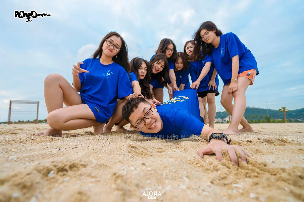 Áo xanh dương: Biểu tượng của sự hòa hợp và sức sống