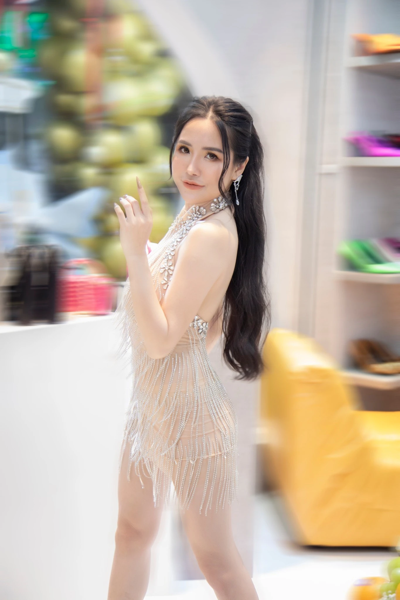 Viên Vibi lột áo và những tranh cãi trên mạng xã hội