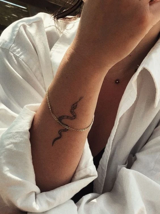 Hình xăm rắn quấn tay và ý nghĩa tái sinh trong cuộc sống