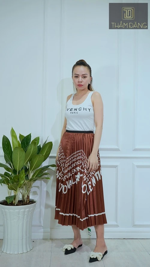 Chân váy nâu phối áo màu gì cho phong cách thanh lịch