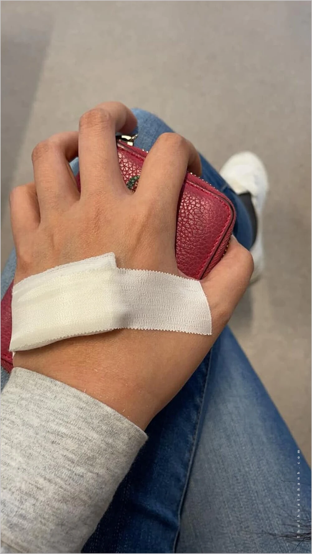 Ảnh Đứt Tay Troll Những Trò Đùa Hài Hước Hàng Ngày