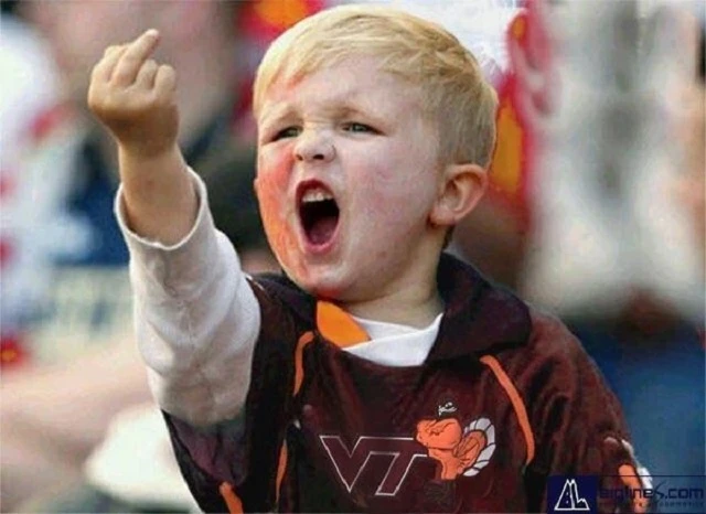 Sự thật về ngón tay giữa: Ban đầu không phải động tác giơ thẳng lên trời?