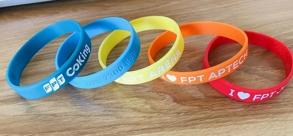 Khám Phá Vòng Tay Nhựa Dẻo Xu Hướng Thời Trang Mới