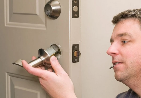 Cách mở khóa cửa tay gạt khi bị kẹt và bị mất chìa đơn giản