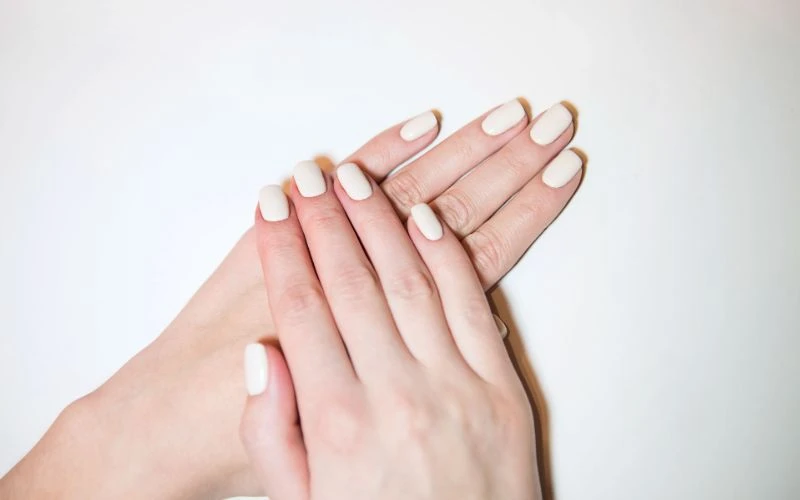 99+ Mẫu móng tay màu trắng đẹp, hot nhất hiện nay