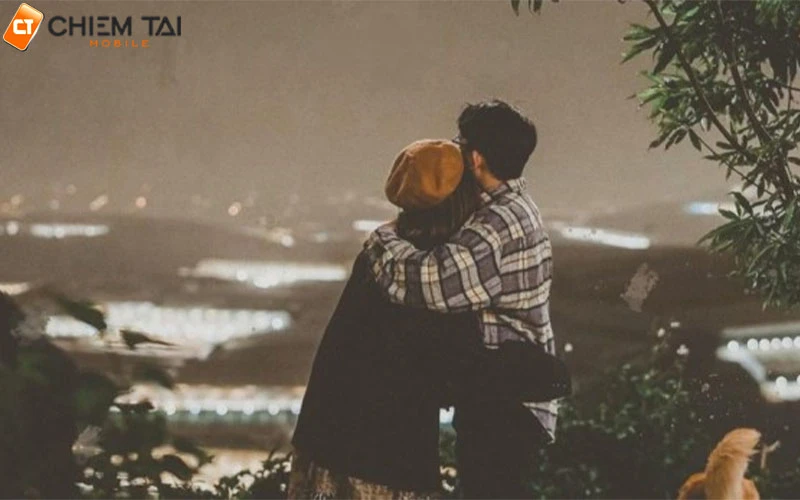 Nắm tay nhau chụp ảnh với người yêu giấu mặt