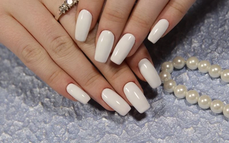 99+ Mẫu móng tay màu trắng đẹp, hot nhất hiện nay