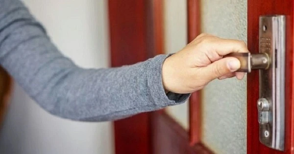 Cách mở khóa cửa tay gạt khi bị kẹt và bị mất chìa đơn giản