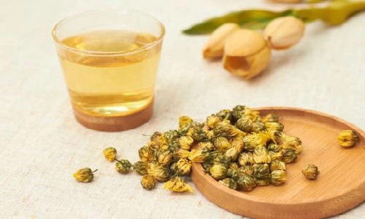 Lợi ích sức khỏe từ trà hoa cúc bạn nên biết