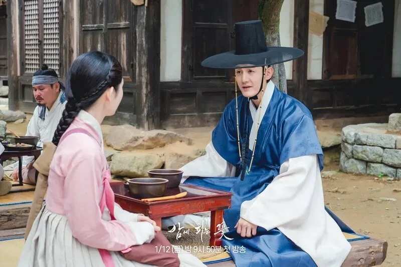 Review phim 'Hoa Nở Về Đêm' của Lee Honey: Át chủ bài của đường đua phim Hàn 2024