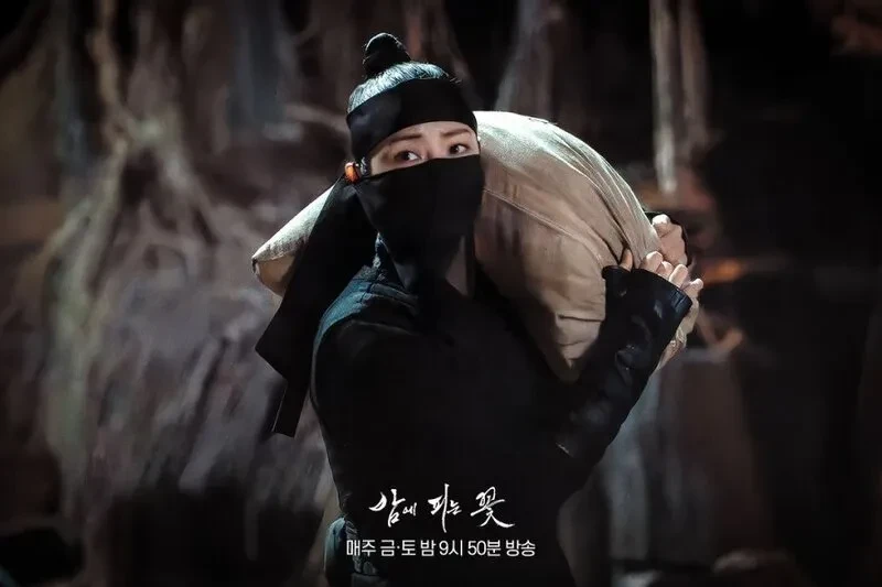 Review phim 'Hoa Nở Về Đêm' của Lee Honey: Át chủ bài của đường đua phim Hàn 2024