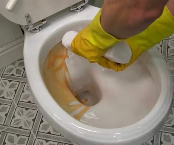 7+ cách tẩy trắng bồn cầu tại nhà rẻ, nhanh chóng