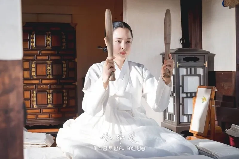 Review phim 'Hoa Nở Về Đêm' của Lee Honey: Át chủ bài của đường đua phim Hàn 2024