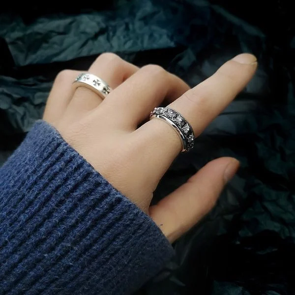 Ý nghĩa tay đeo nhẫn và sức mạnh của ngón cái