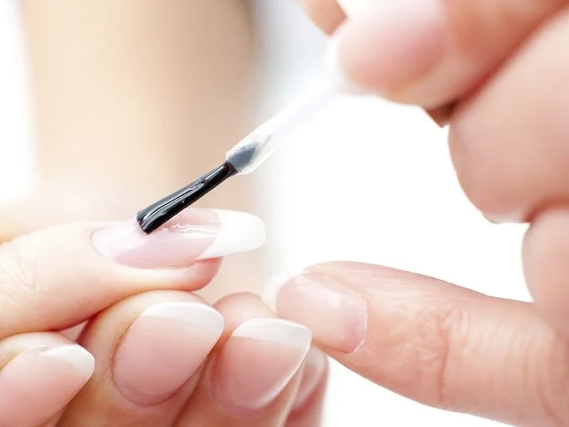 Cách dán móng tay giả dính như keo mà không làm hư móng thật