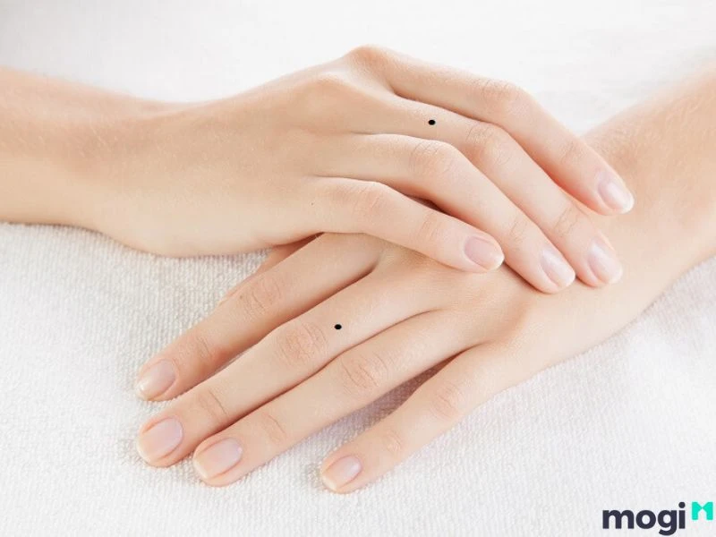 Ý Nghĩa Nốt Ruồi Trên Ngón Tay Giữa Trong Nhân Tướng Học