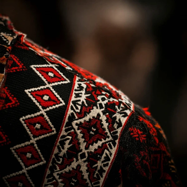 Khám Phá Họa Tiết Dân Tộc Trong Quà Tặng Độc Đáo