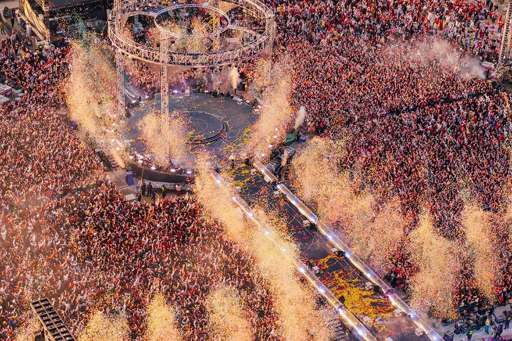 Chuyện lạ: Ca sĩ làm concert ở biển lúc 3h sáng, hàng chục nghìn người có mặt