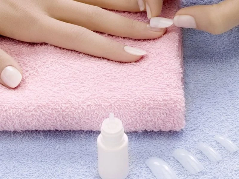 Cách dán móng tay giả dính như keo mà không làm hư móng thật