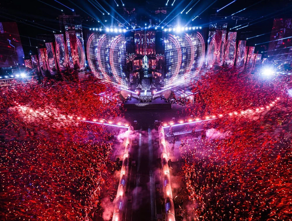 Chuyện lạ: Ca sĩ làm concert ở biển lúc 3h sáng, hàng chục nghìn người có mặt