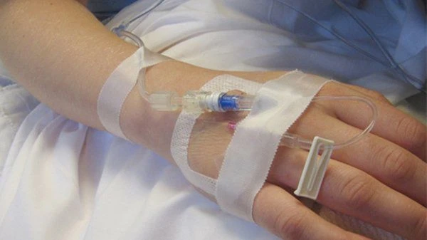 Hình truyền nước biển tại nhà - Y tế tại nhà Bình Minh