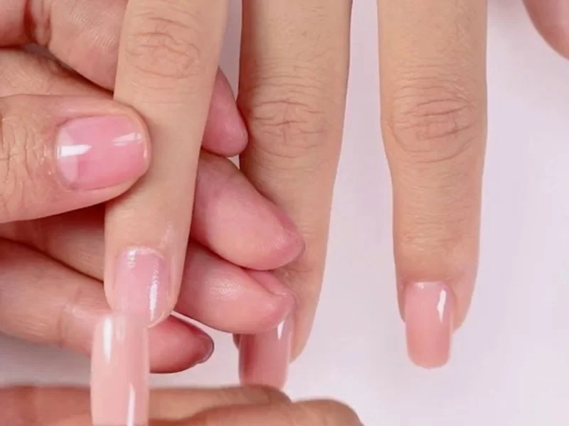 Cách dán móng tay giả dính như keo mà không làm hư móng thật