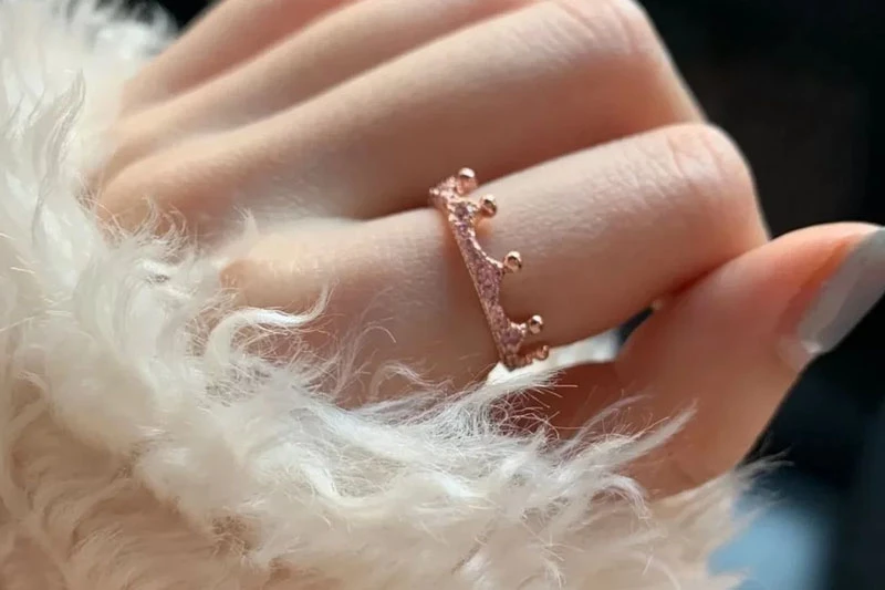 Ý nghĩa các ngón tay đeo nhẫn cho nữ và nam chính xác chi tiết nhất - Thegioididong.com