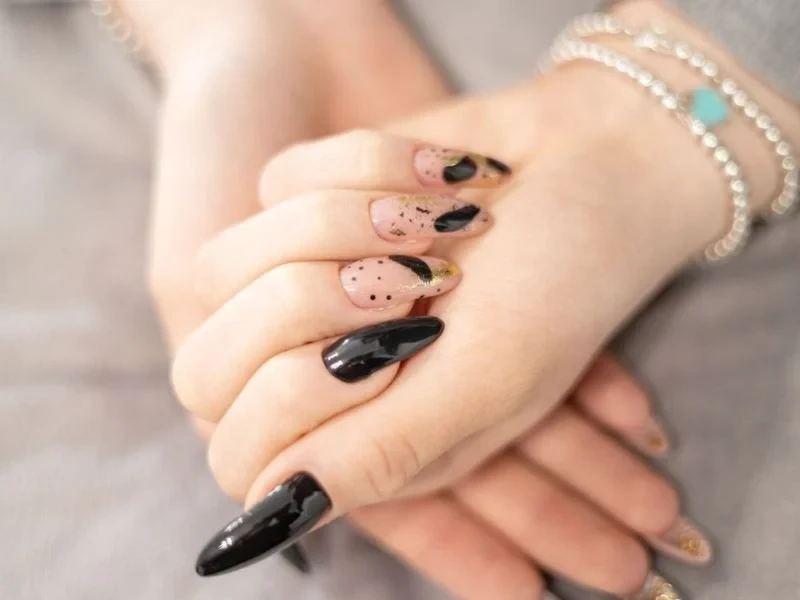 Cách dán móng tay giả dính như keo mà không làm hư móng thật