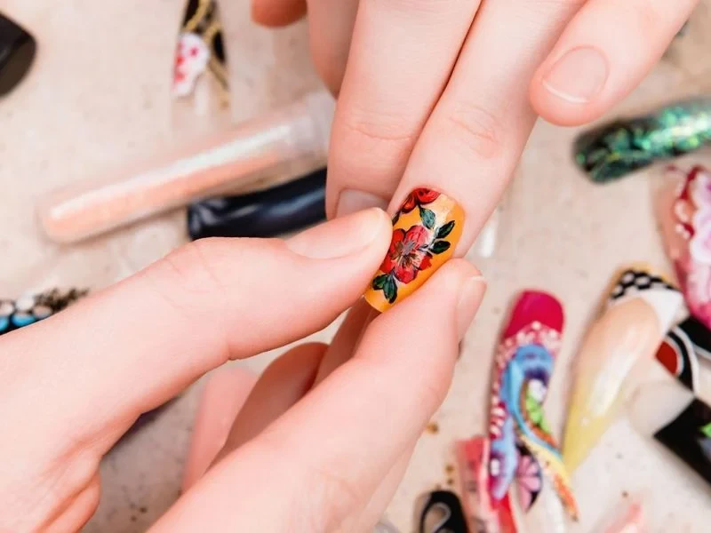 Cách dán móng tay giả dính như keo mà không làm hư móng thật