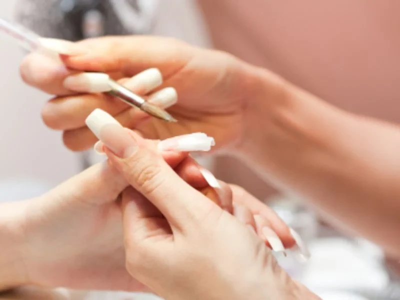 Cách dán móng tay giả dính như keo mà không làm hư móng thật