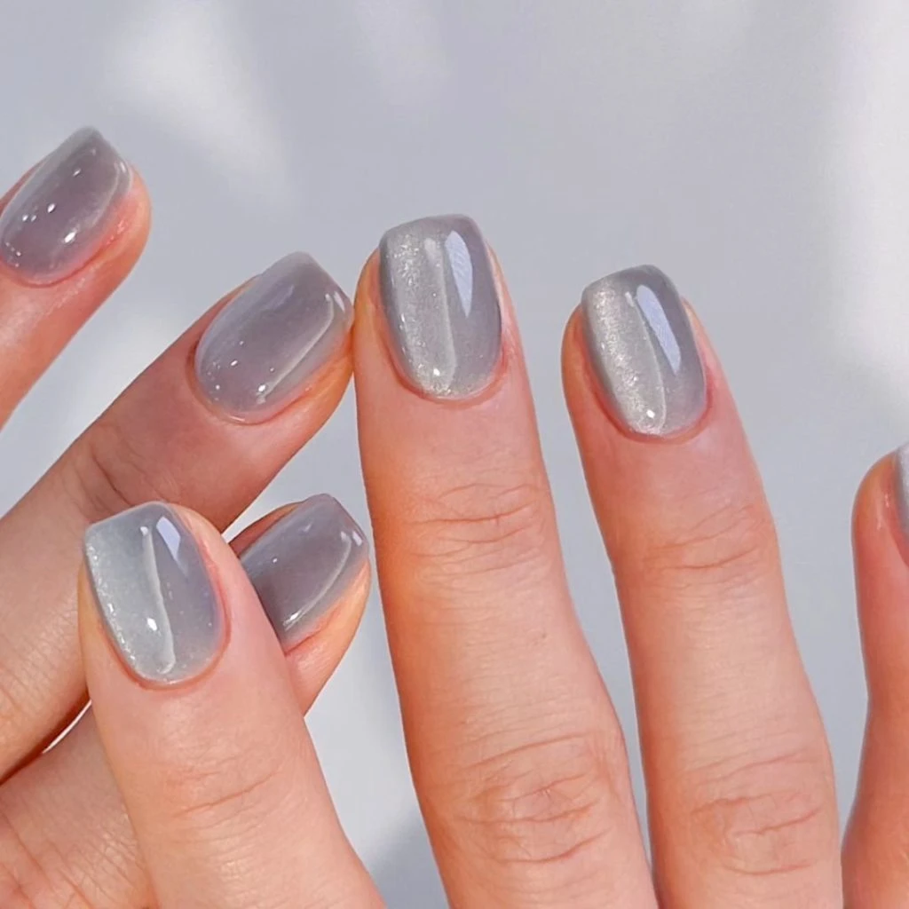 Cat-eye Nails: Hiệu ứng mắt mèo “thống trị” xu hướng làm móng mùa Hè