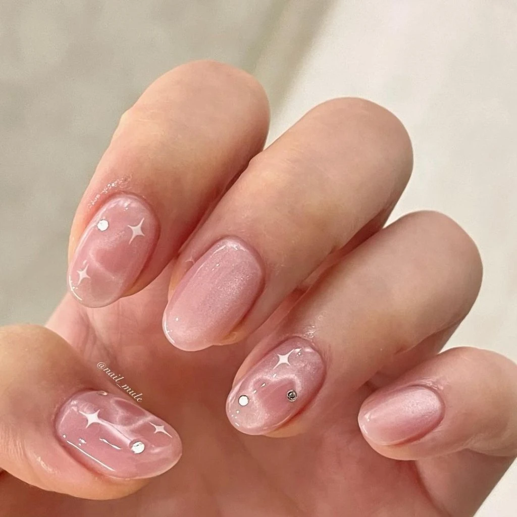 Cat-eye Nails: Hiệu ứng mắt mèo “thống trị” xu hướng làm móng mùa Hè