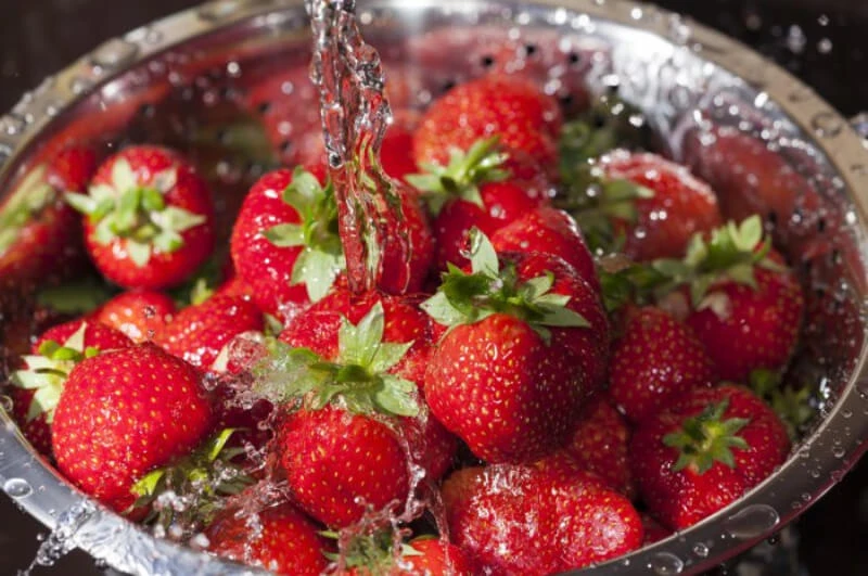 Hướng Dẫn Làm Sạch Dâu Tây Trước Khi Làm Sinh Tố