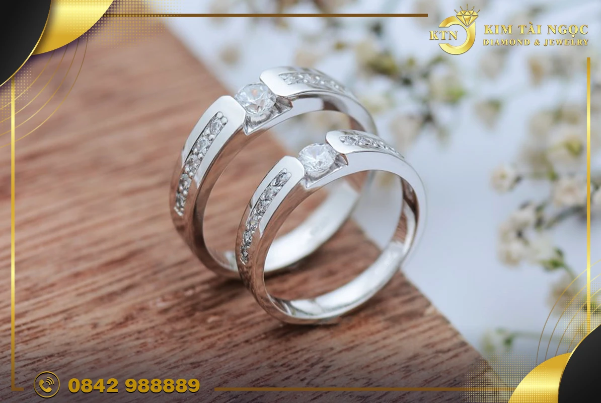 Trong hôn nhân nam đeo nhẫn cưới tay phải được không?