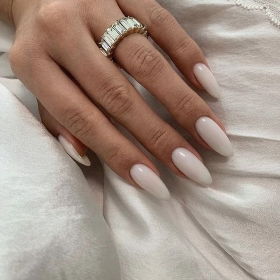 Sơn móng tay màu trắng sữa cho vẻ đẹp thanh lịch