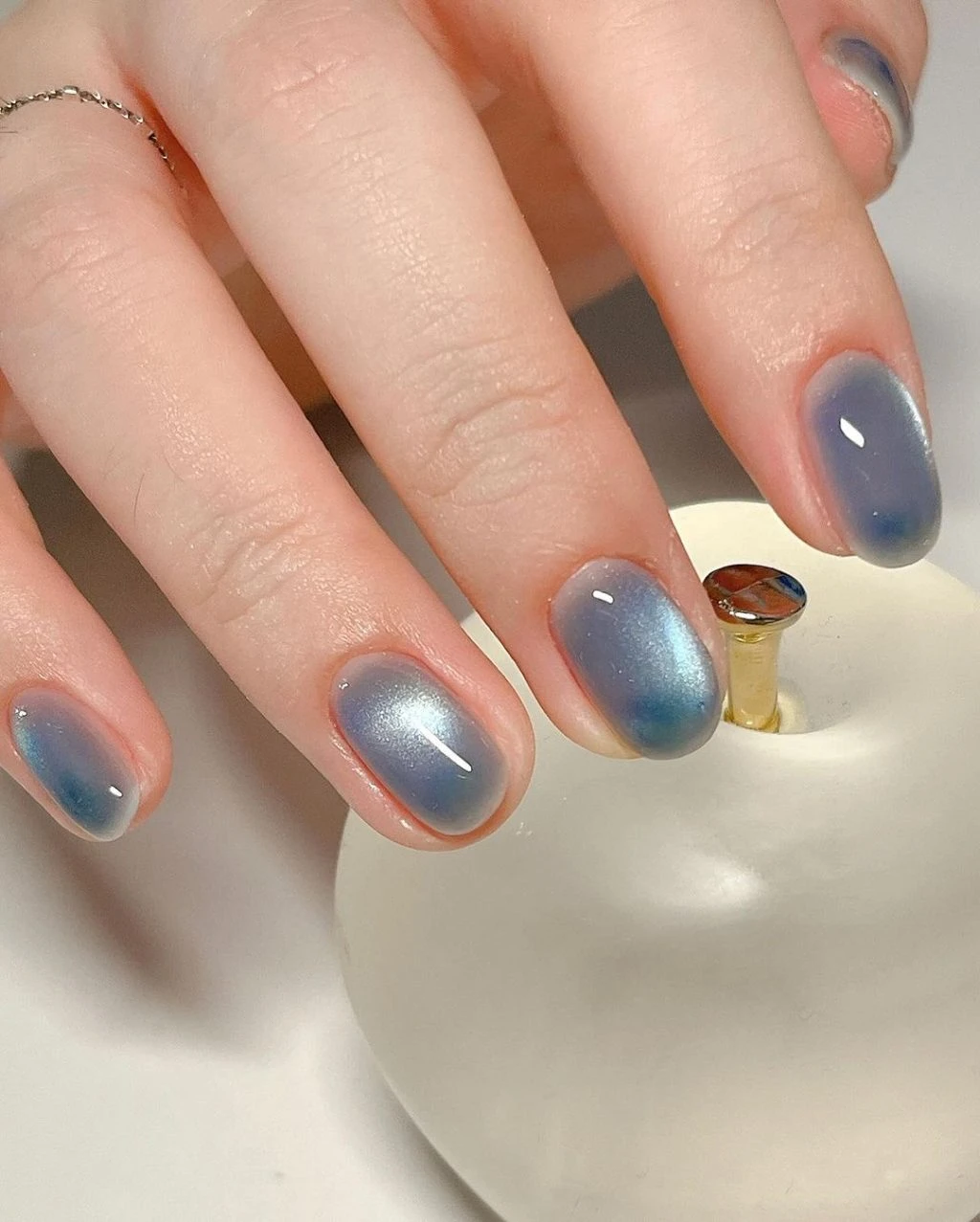 Cat-eye Nails: Hiệu ứng mắt mèo “thống trị” xu hướng làm móng mùa Hè